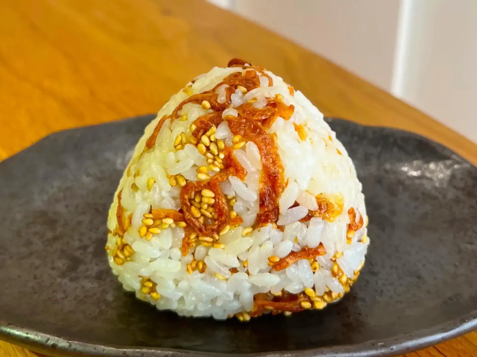 フライドオニオンとごまのおにぎり