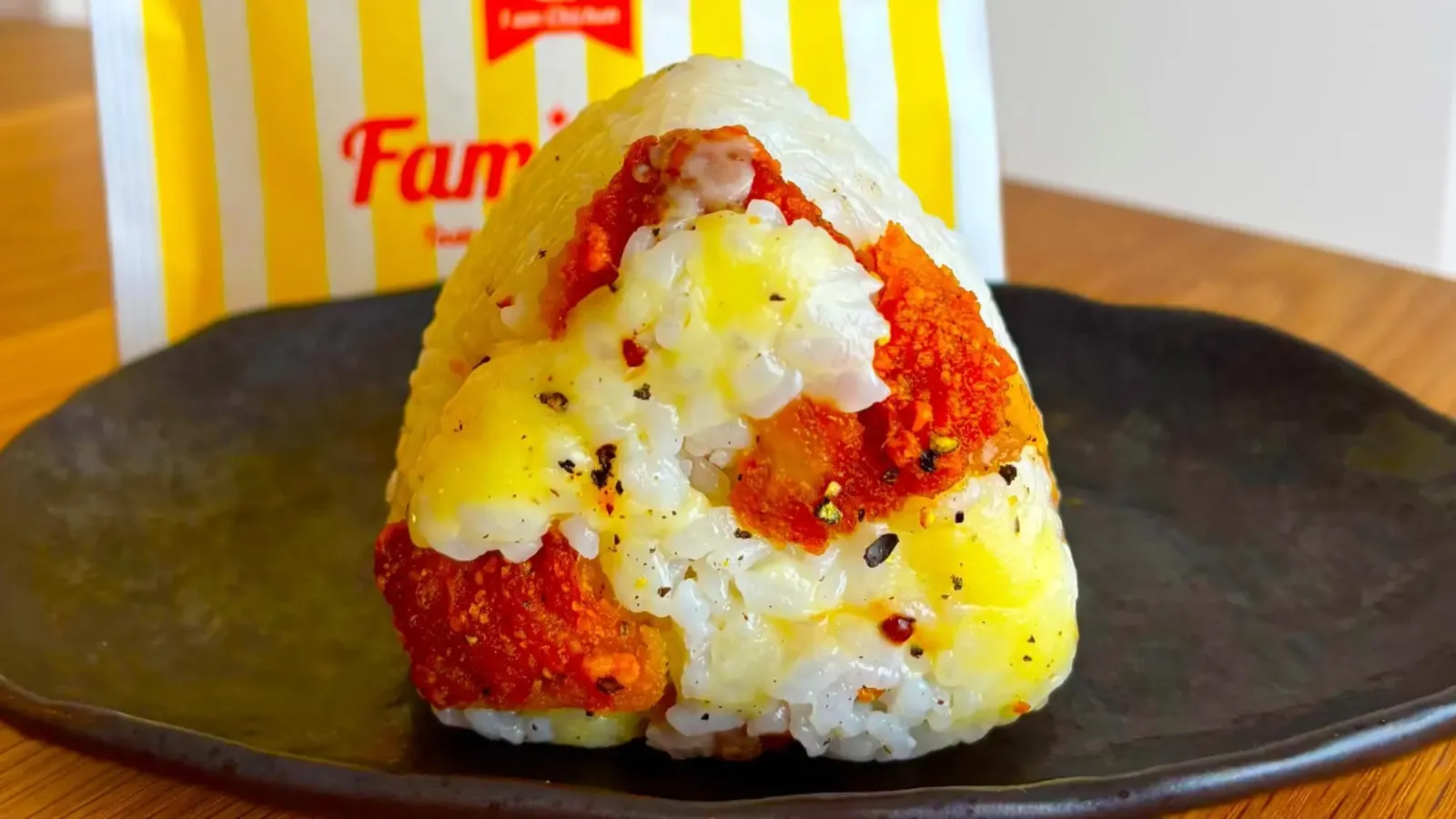フライドチキン×チーズ×ブラックペッパーの絶品おにぎり