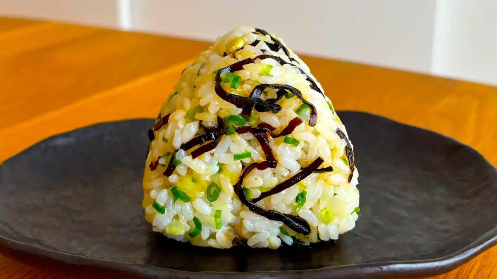 塩昆布と刻みねぎの混ぜ込みおにぎり