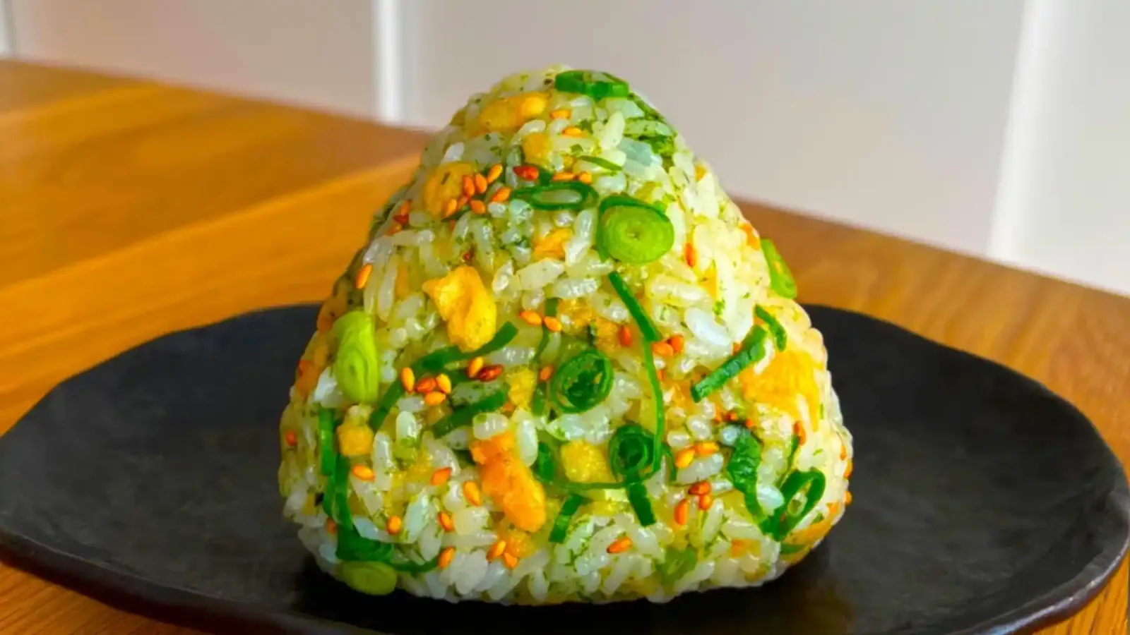 天かすとネギのめんつゆおにぎり