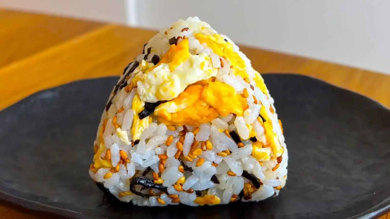 ごま塩昆布とふわふわ卵のおにぎり