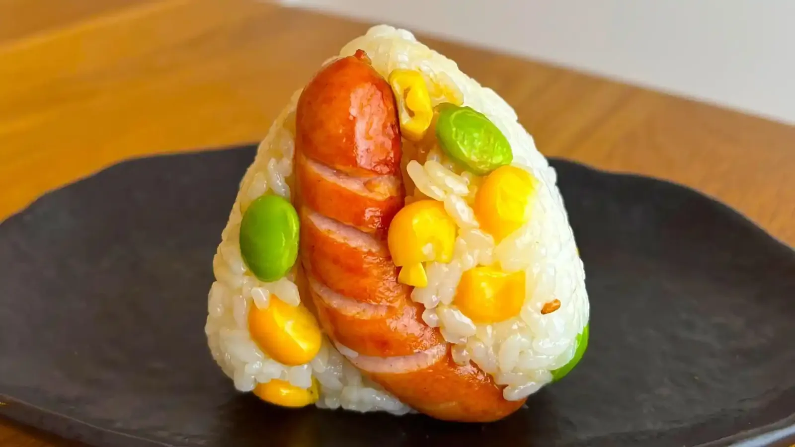 まるごとウインナーと枝豆コーンのおにぎり