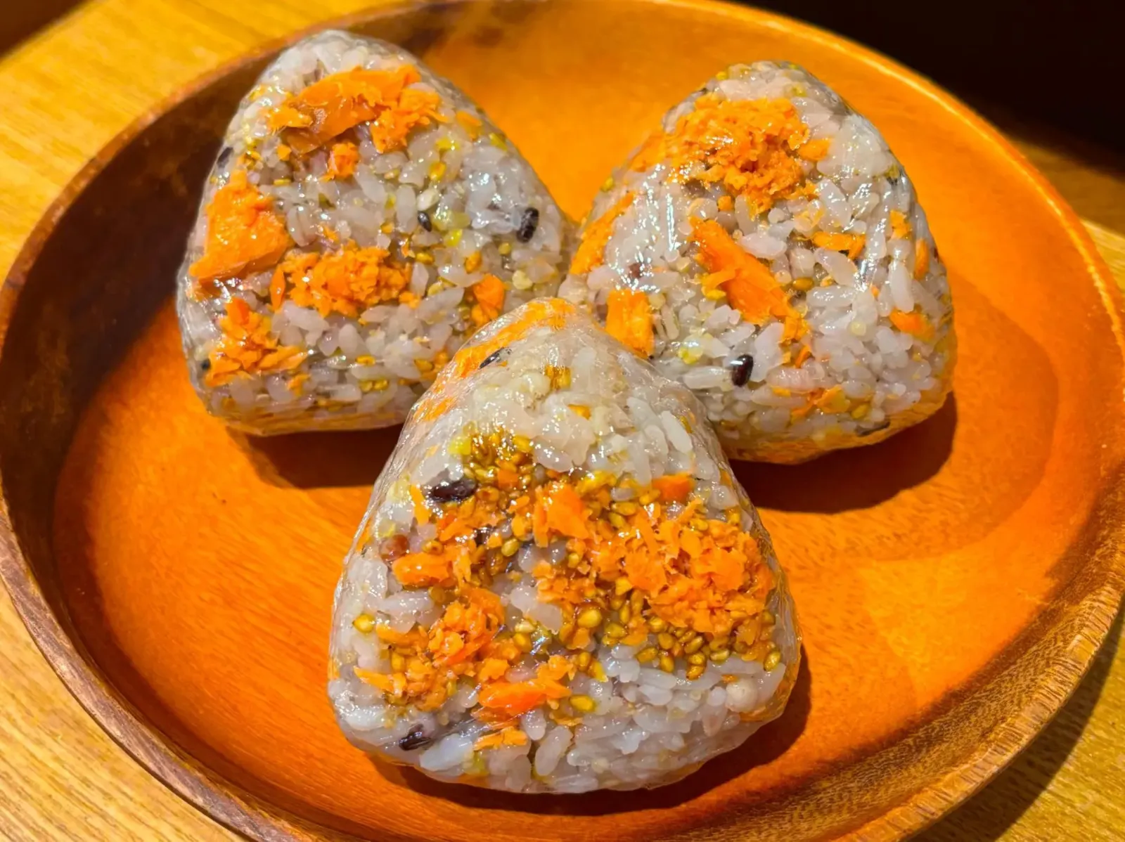鮭と雑穀米の彩りおにぎり